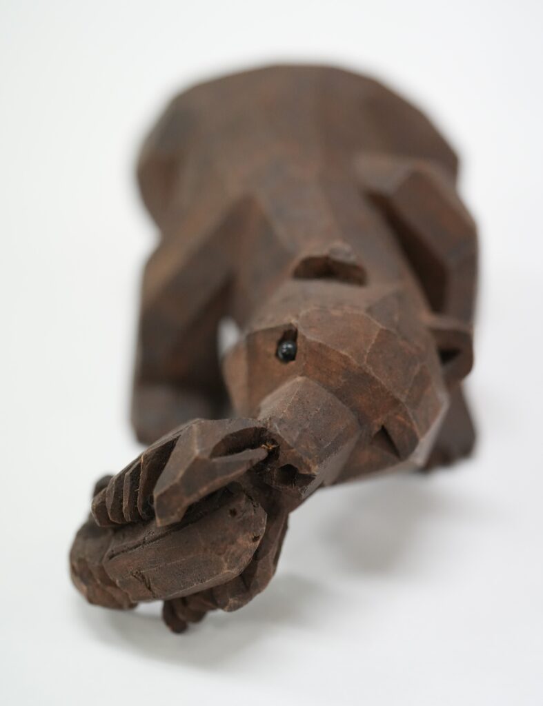 写真3 鼻をはさまれ、片目はわざと目玉を入れていない珍しい表現である柴崎重行の「熊トザリガニ」【個人蔵】(二次利用禁止)