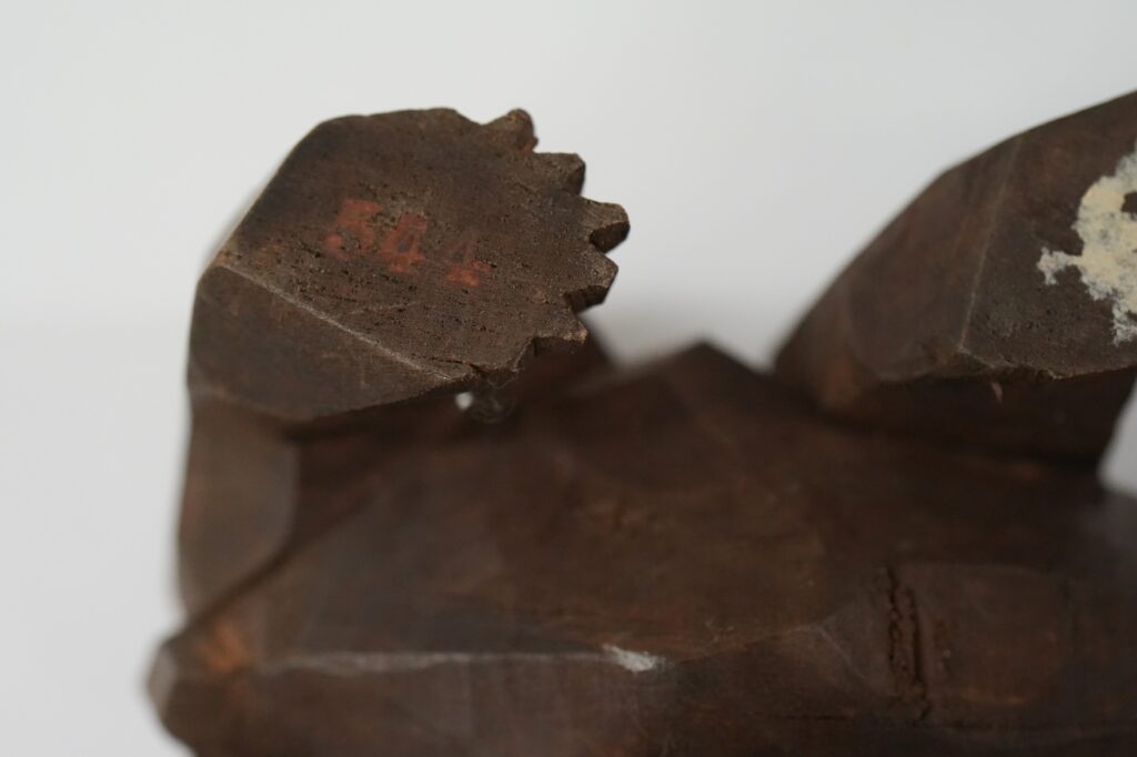 写真4 「熊トザリガニ」に刻印されたナンバー【個人蔵】(二次利用禁止)